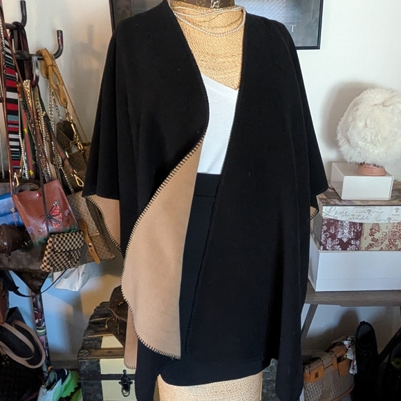 Reversible Cape - Picture 2 of 3